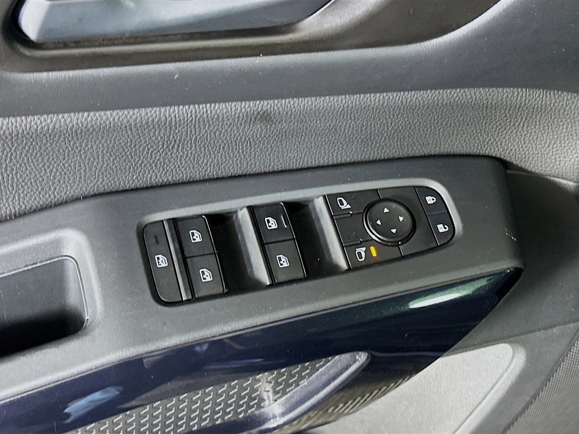 Used 2025 Nissan Pathfinder SV image 15