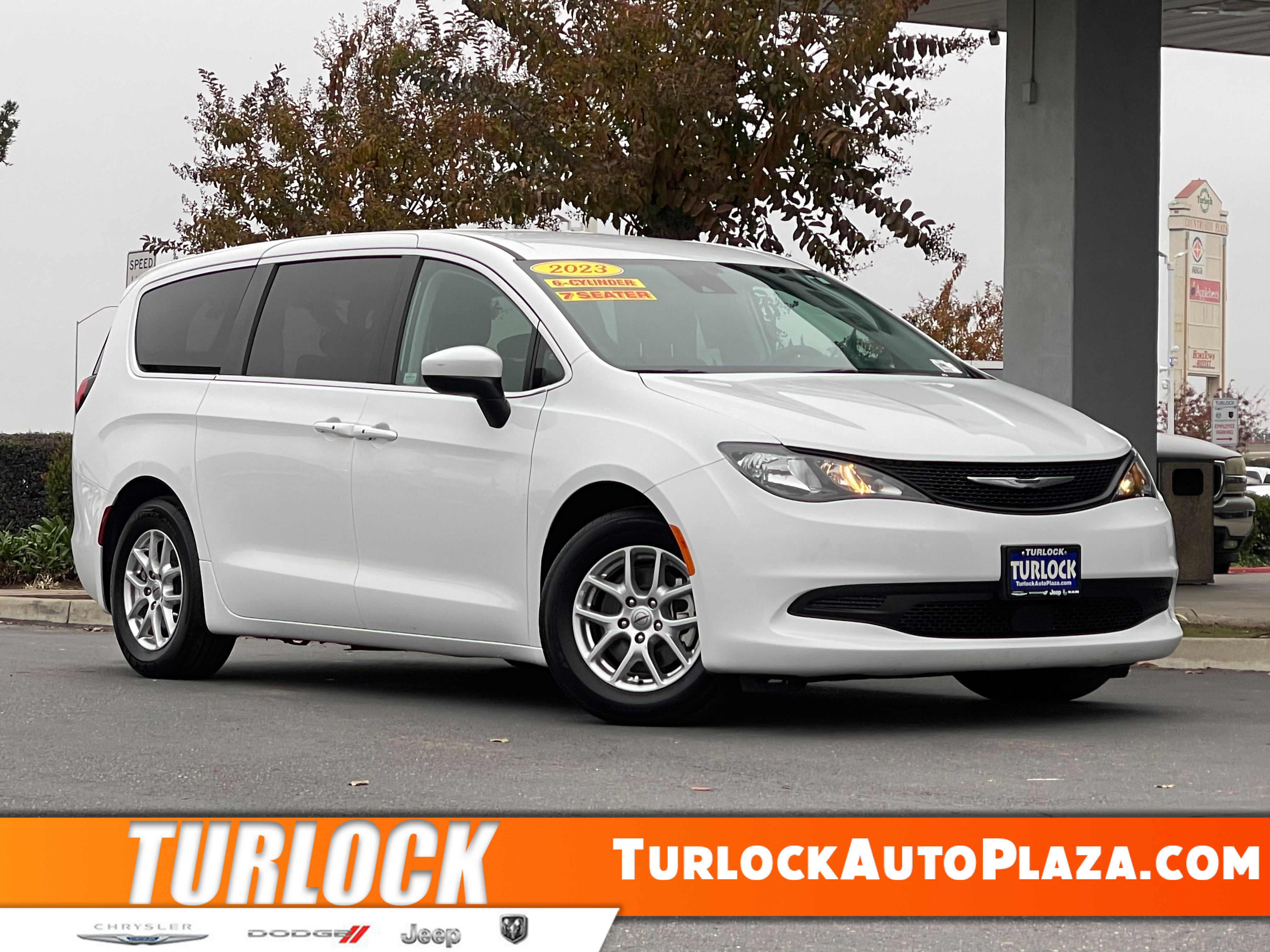 Used 2023 Chrysler Voyager LX image 1