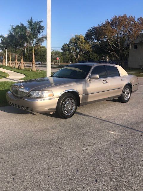 Used 2003 Lincoln Town Car Executive RWD image 1