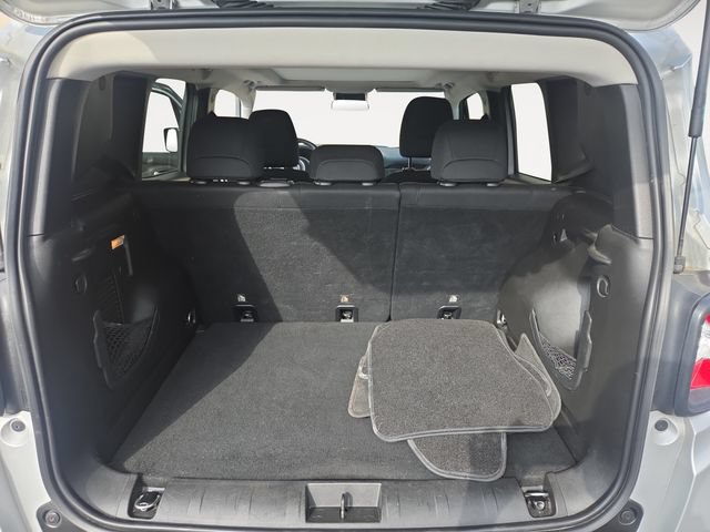 Used 2019 Jeep Renegade Latitude AWD/4WD image 34