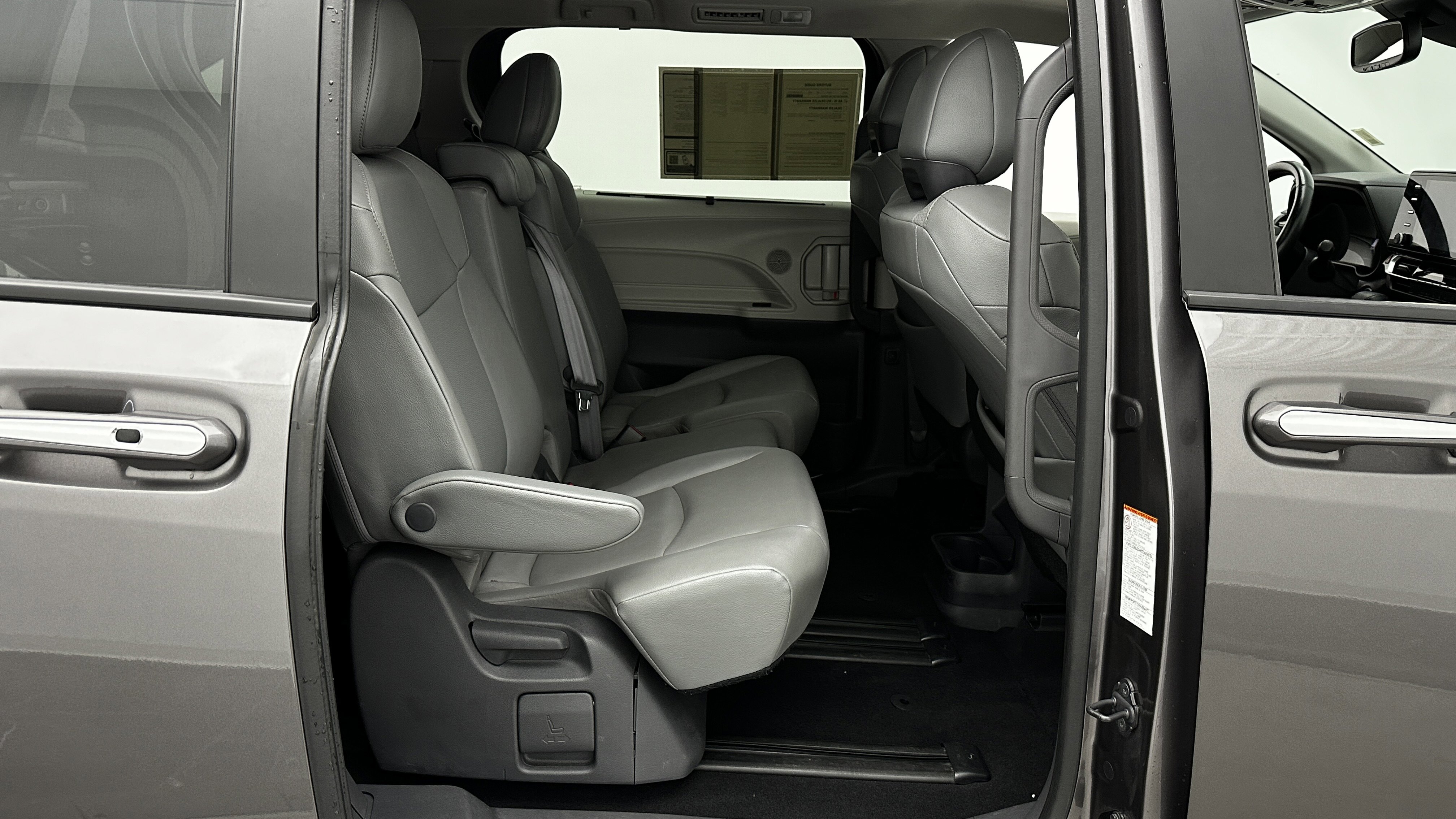 Used 2021 Toyota Sienna XLE image 35