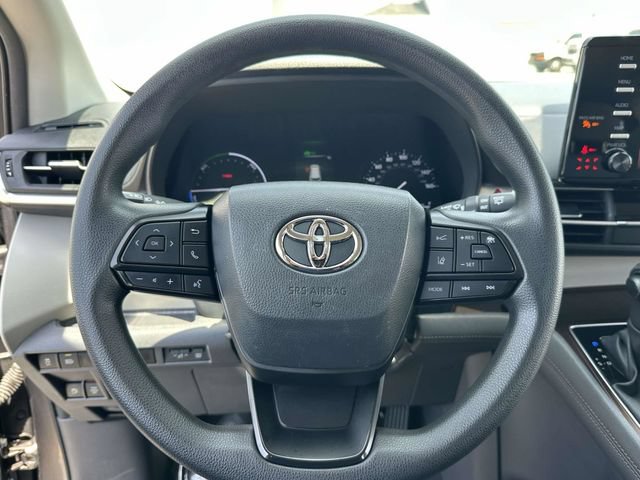 Used 2023 Toyota Sienna LE FWD image 10