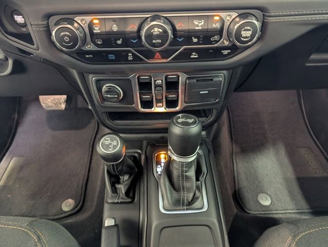 Used 2025 Jeep Wrangler Unlimited Sahara AWD/4WD image 21