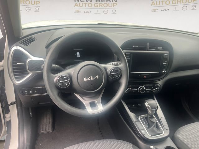 Used 2025 Kia Soul LX w/ LX Technology Package FWD image 10