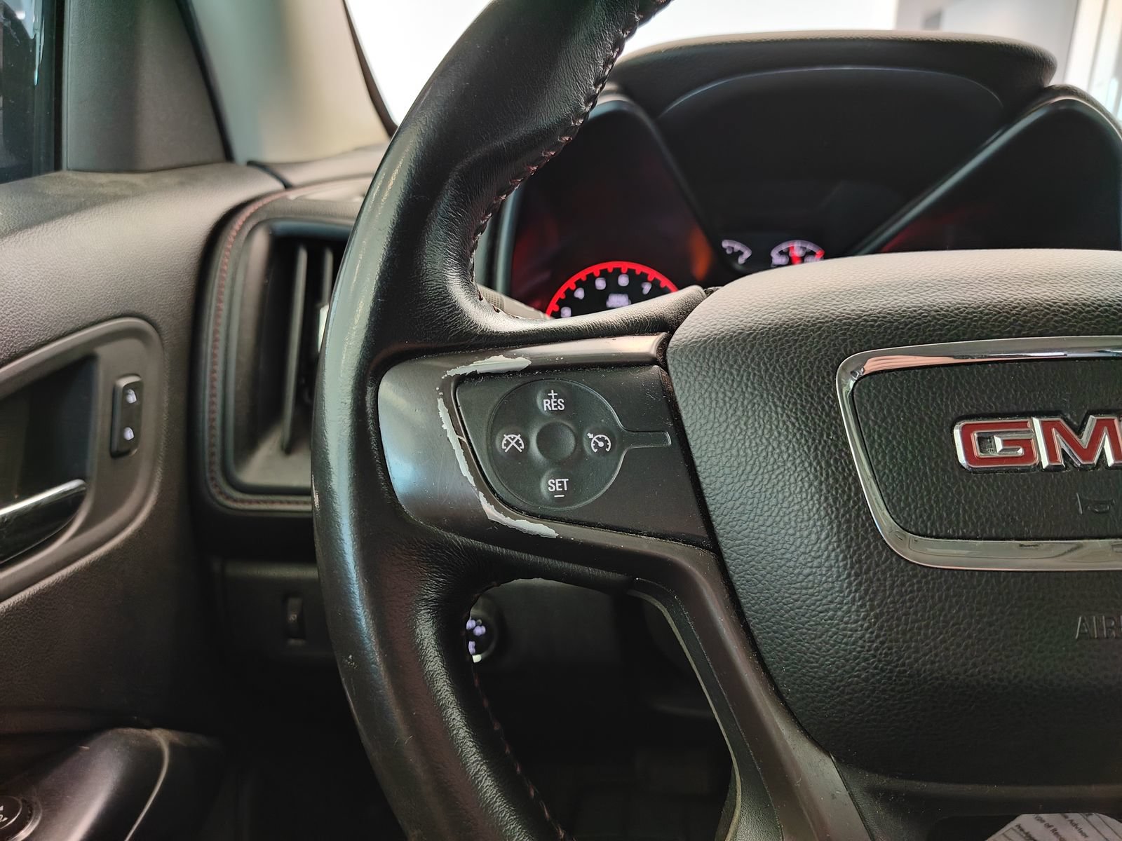 Used 2015 GMC Canyon SLE AWD/4WD image 9