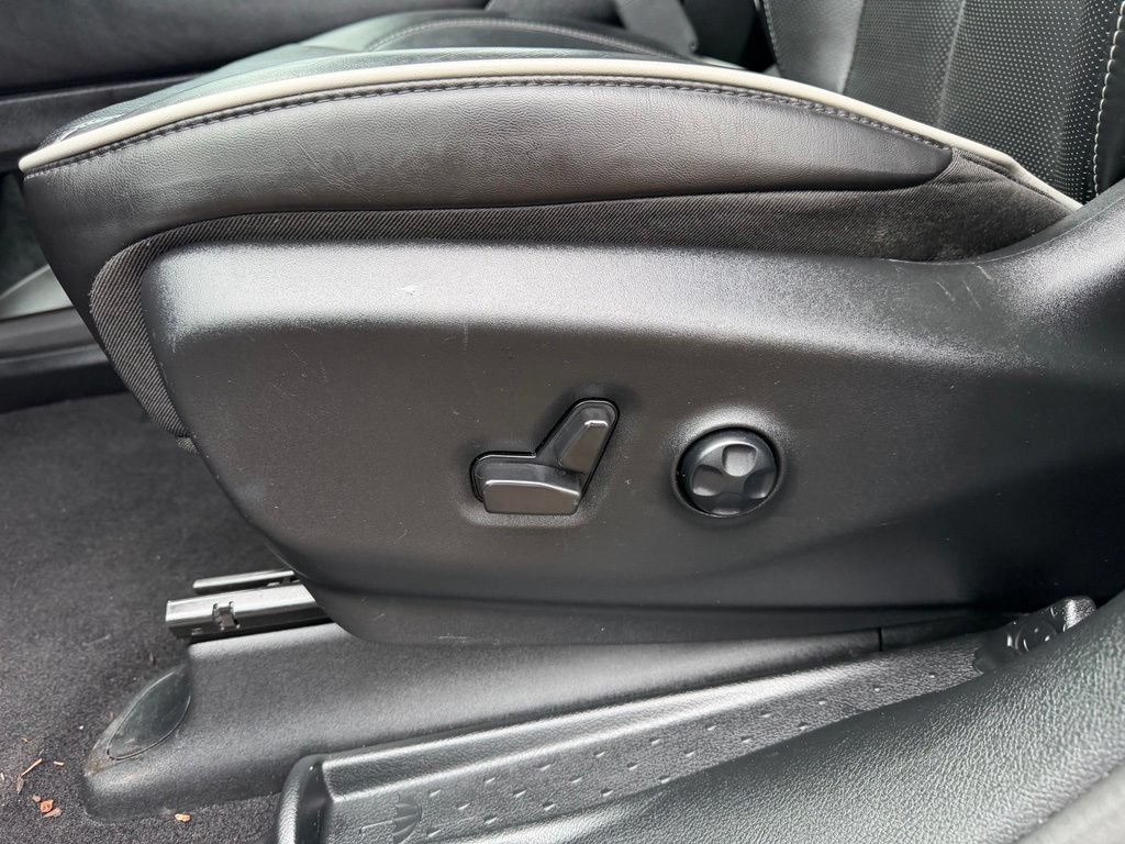 Used 2025 Chrysler Pacifica Limited FWD image 14
