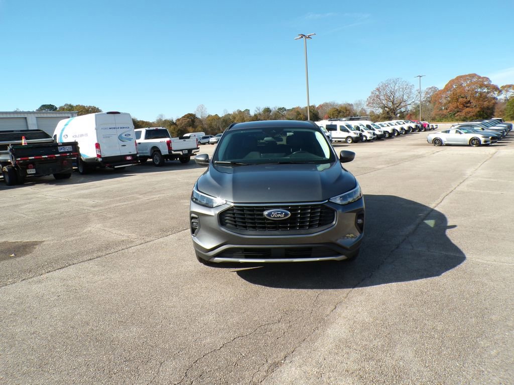 Used 2025 Ford Escape SE w/ Class II Trailer Tow Package image 2