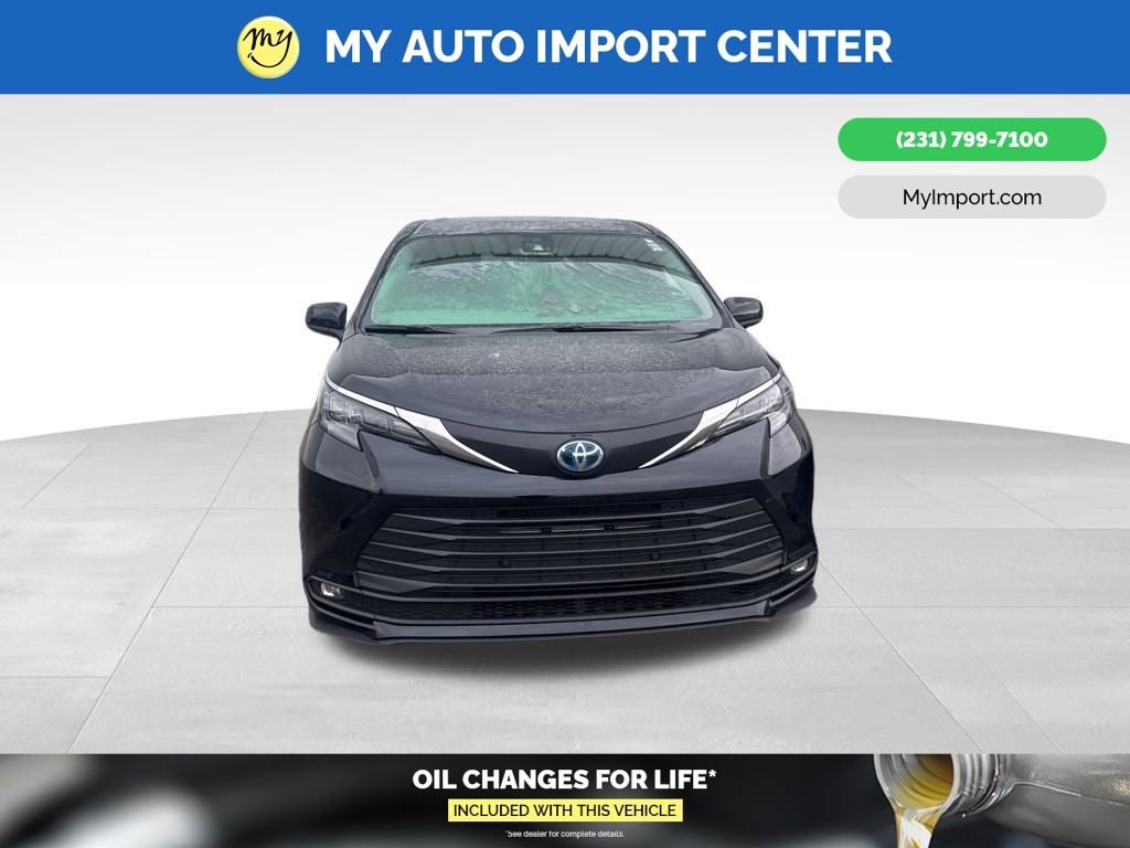 Used 2025 Toyota Sienna XLE image 2