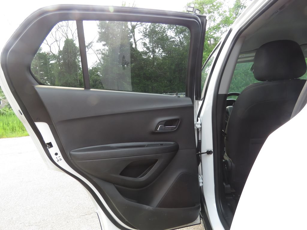 Used 2022 Chevrolet Trax LS w/ Tint and Cruise Package AWD/4WD image 18