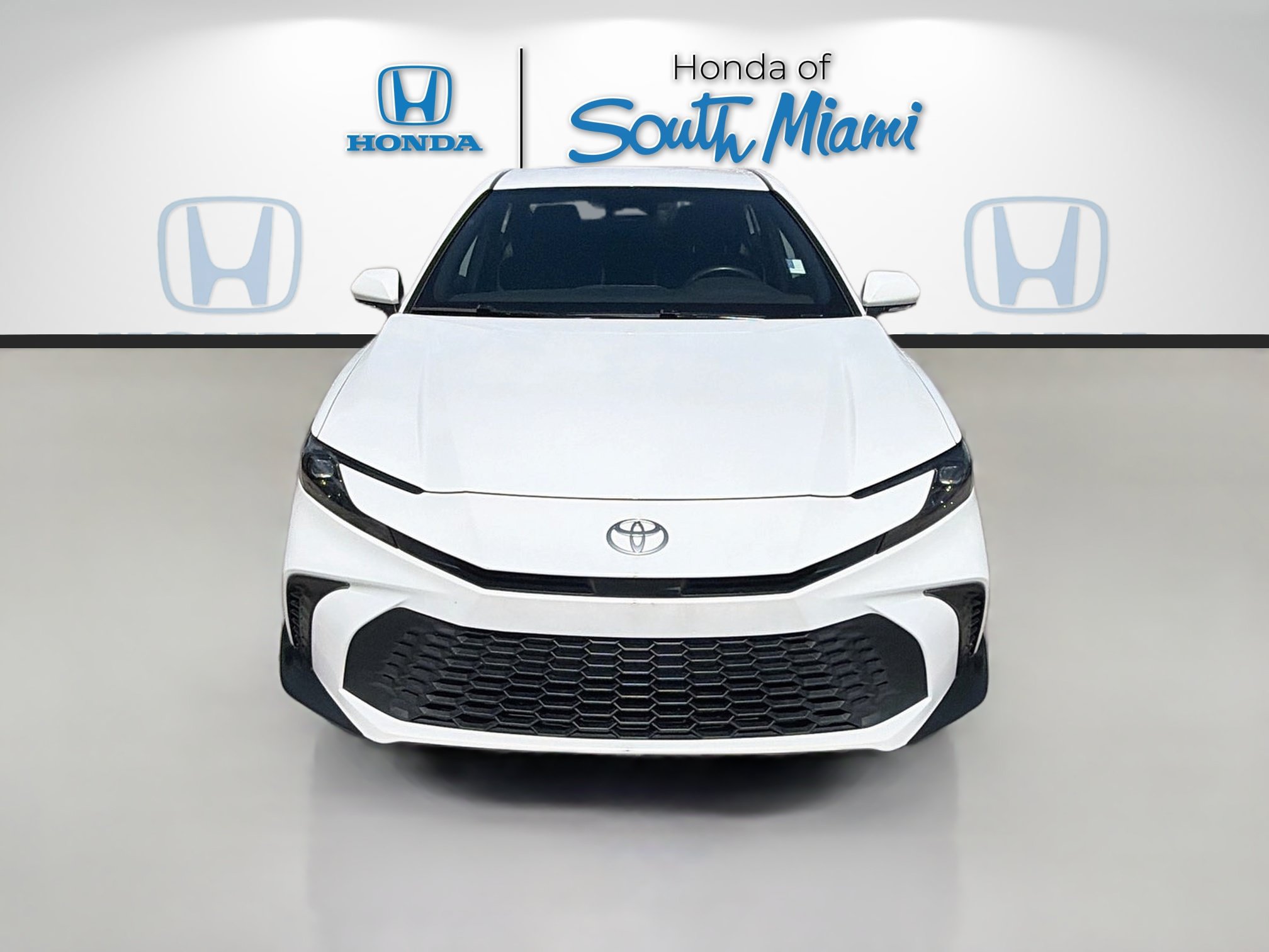 Used 2025 Toyota Camry SE FWD image 2