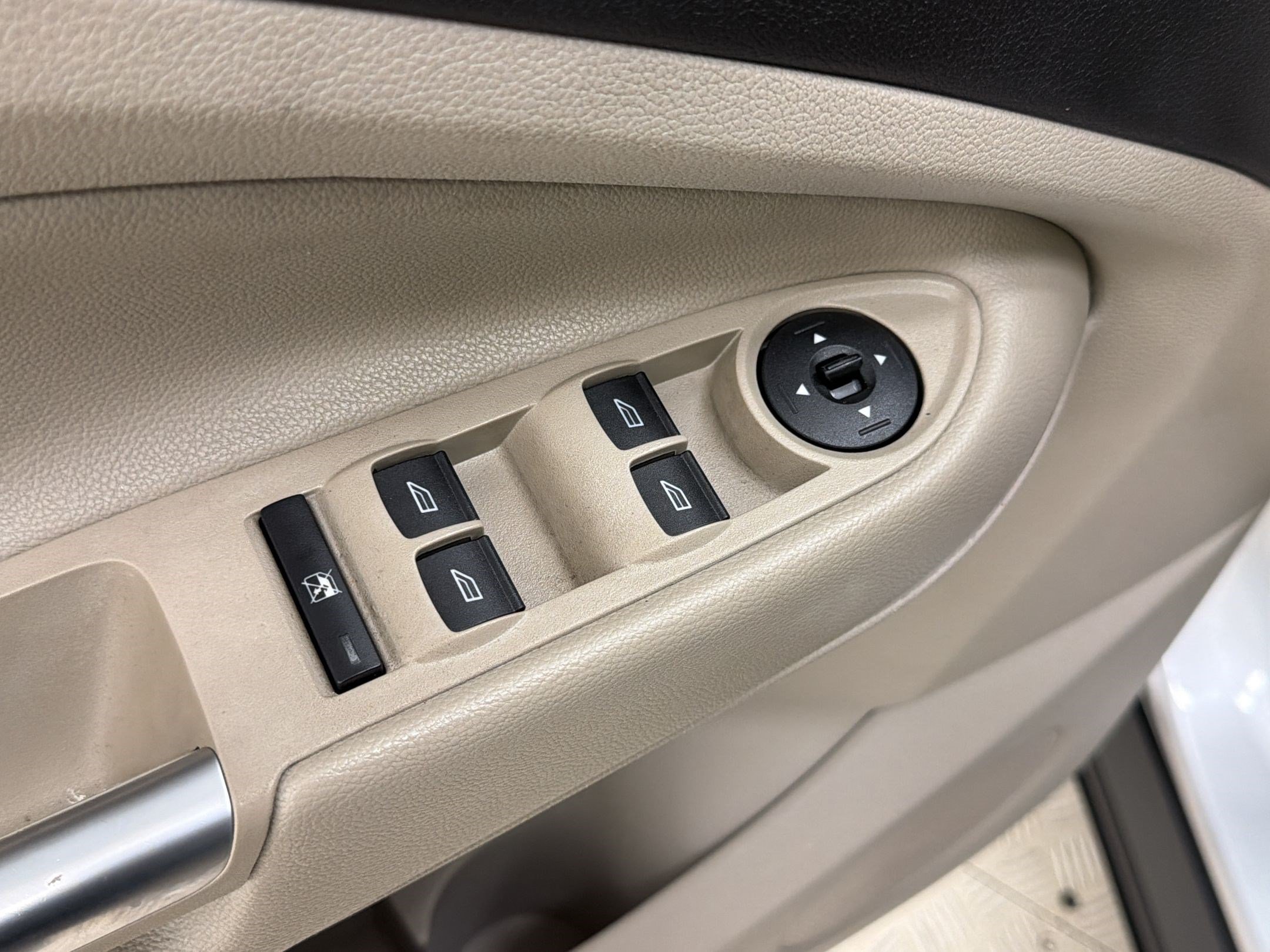 Used 2015 Ford Escape SE AWD/4WD image 25