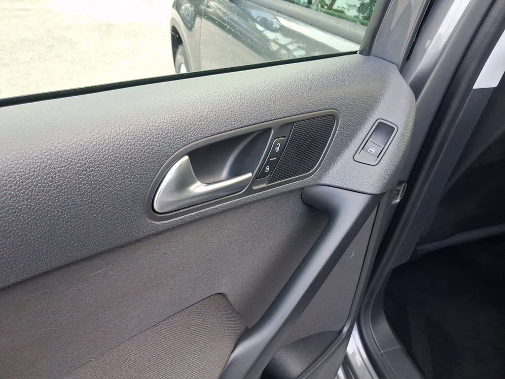 Used 2018 Volkswagen Tiguan Limited w/ Premium Package FWD image 12