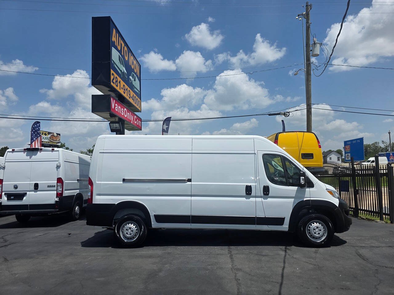 Used 2025 RAM ProMaster 2500 w/ Convenience Group FWD image 3
