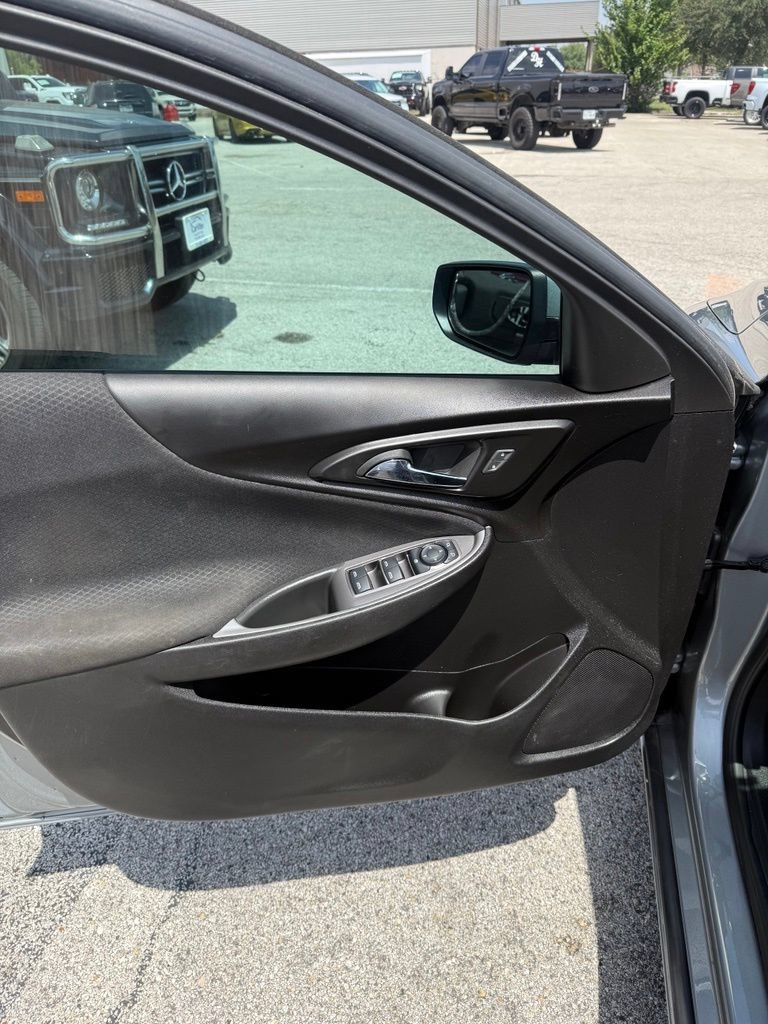 Used 2025 Chevrolet Malibu RS FWD image 9