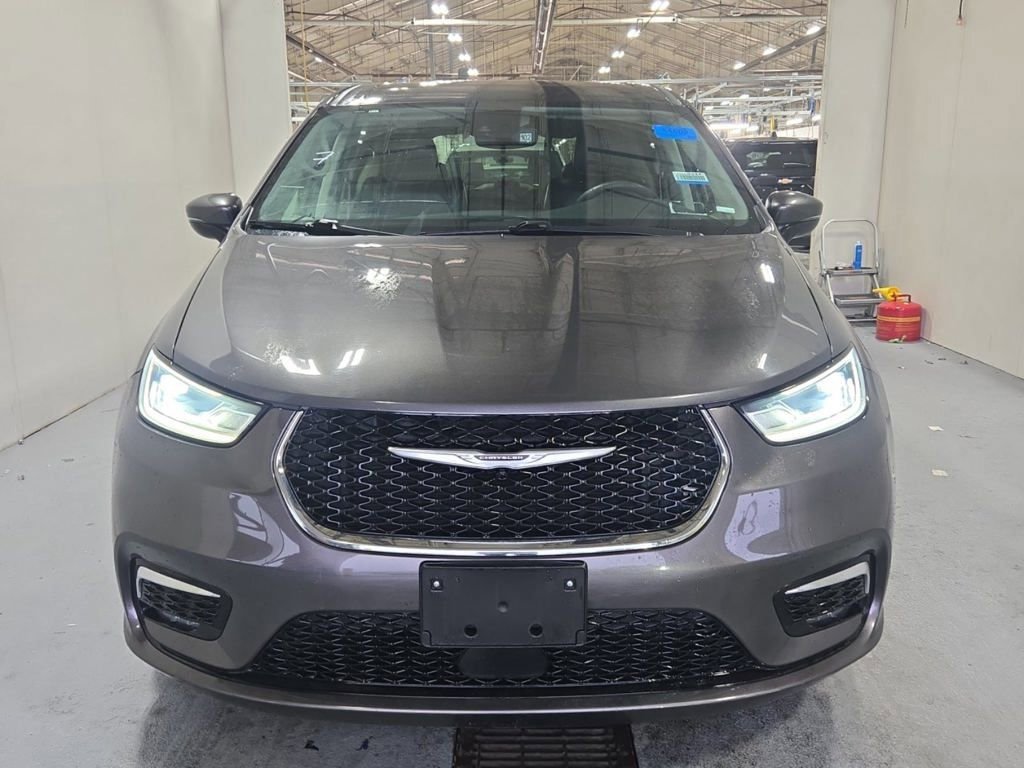 Used 2023 Chrysler Pacifica Touring-L image 5