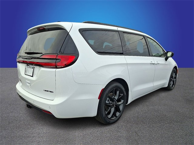 New 2026 Chrysler Pacifica Limited w/ S Appearance Package image 3