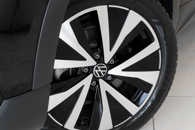 Used 2024 Volkswagen Taos SE FWD image 2