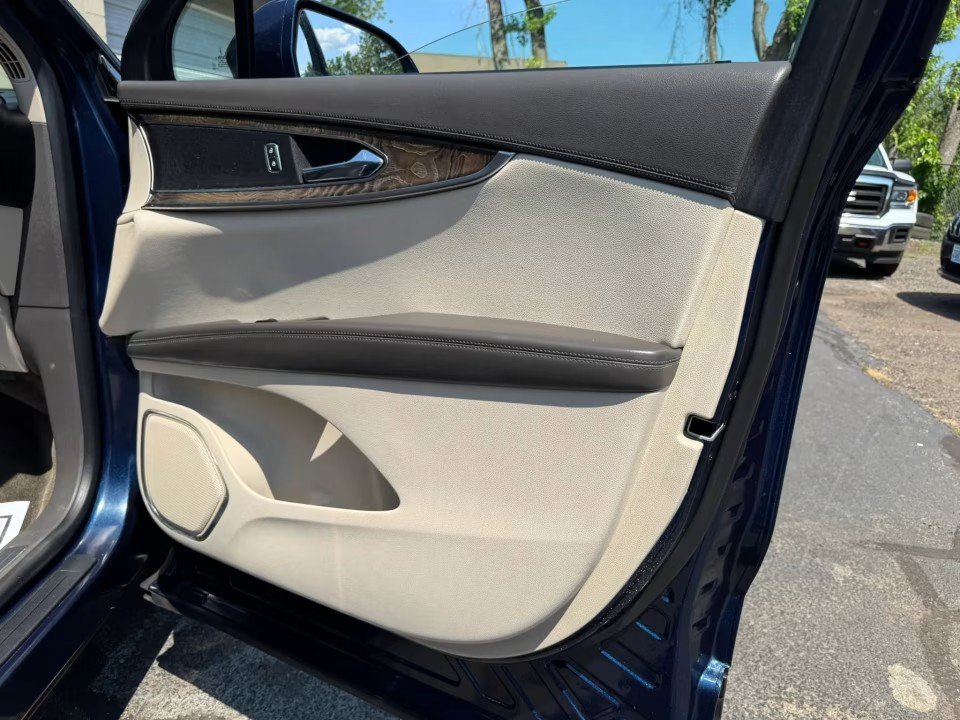 Used 2017 Lincoln MKX Reserve w/ Driver Assistance Package AWD/4WD image 21