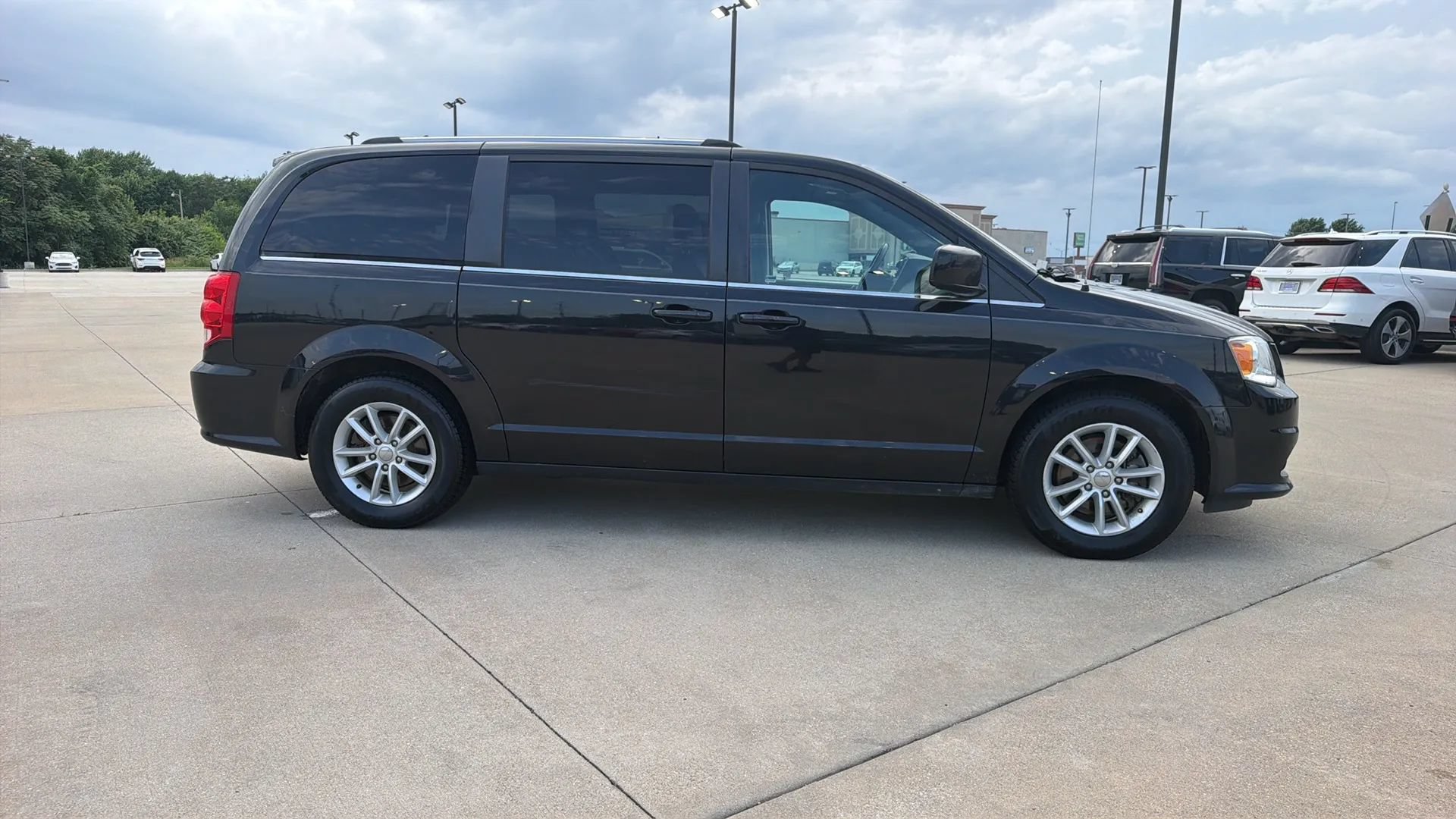 Used 2019 Dodge Grand Caravan SXT w/ Driver Convenience Group FWD image 25