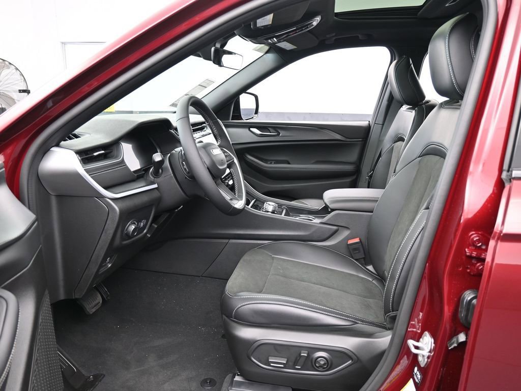 New 2025 Jeep Grand Cherokee Altitude image 11