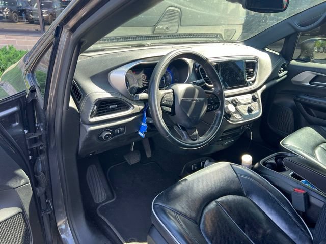 Used 2019 Chrysler Pacifica Limited w/ Advanced Safetytec Group FWD image 11