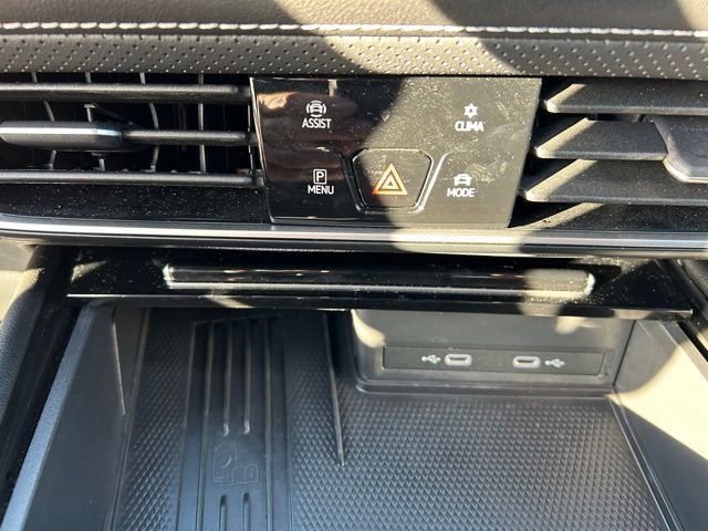 Used 2025 Volkswagen Atlas Cross Sport SE AWD/4WD image 24