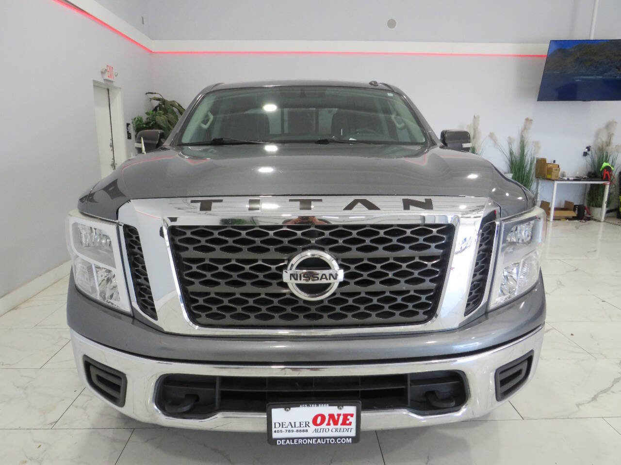 Used 2018 Nissan Titan SV AWD/4WD image 9