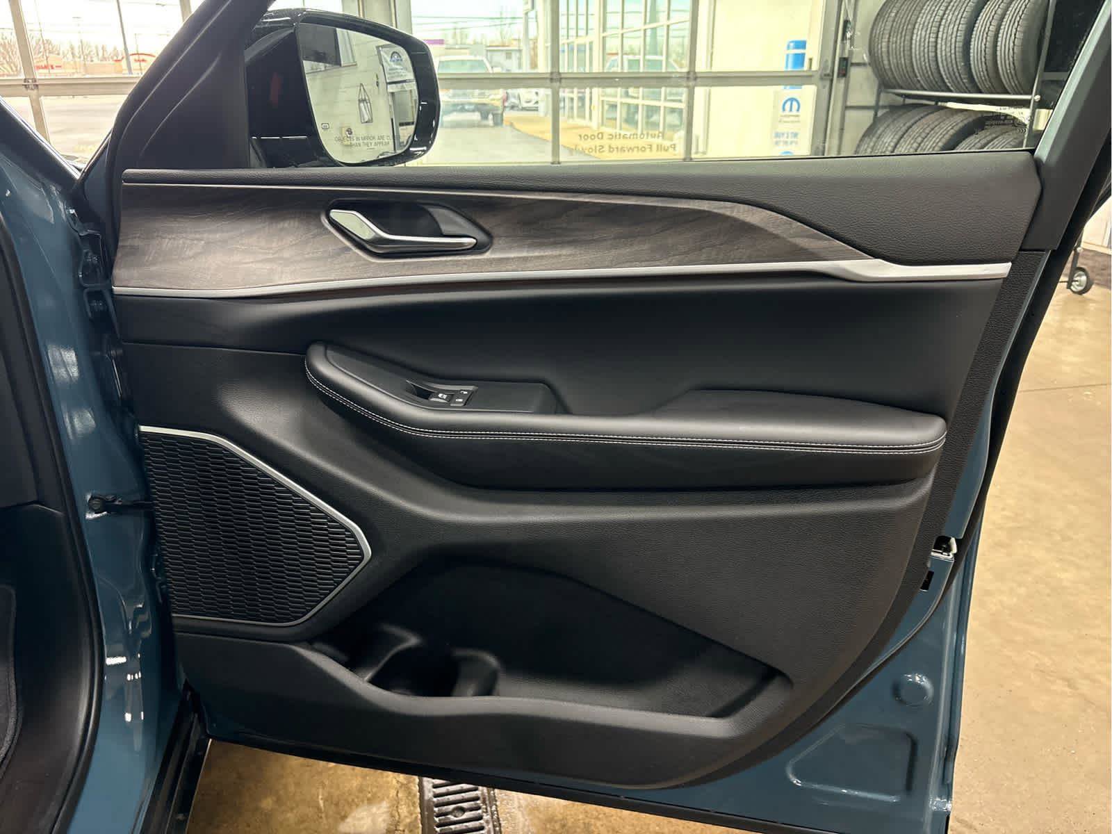 New 2026 Jeep Grand Cherokee L Limited w/ Luxury Tech Group II image 31