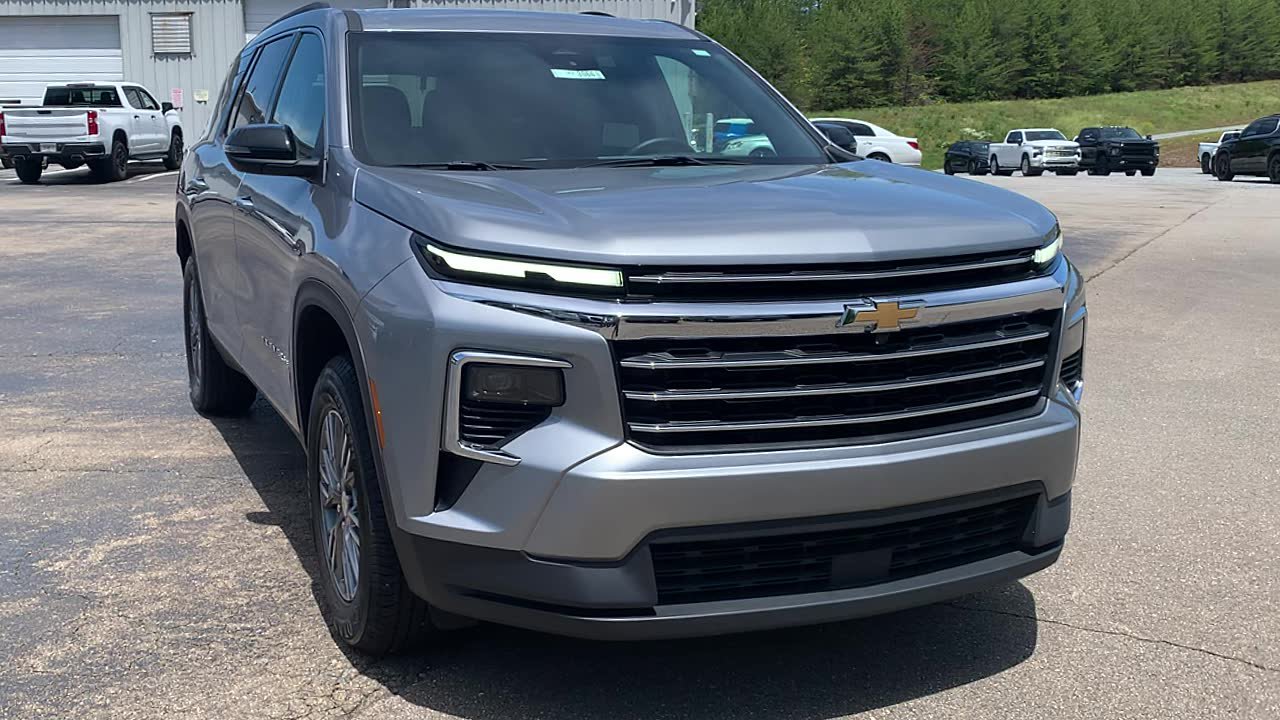 Used 2025 Chevrolet Traverse LT FWD image 1