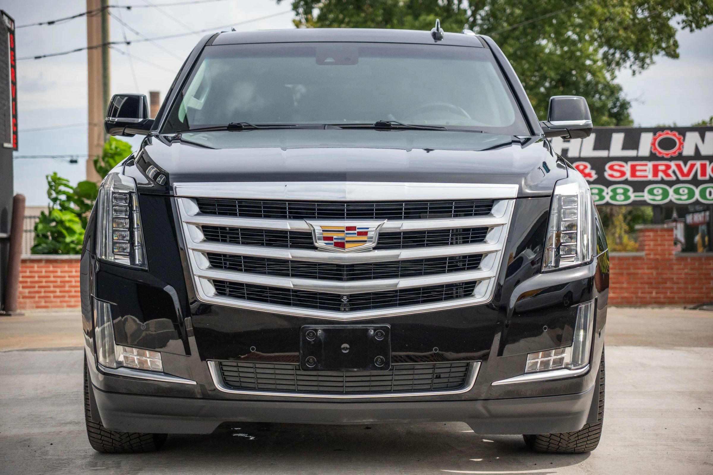 Used 2018 Cadillac Escalade Luxury image 2