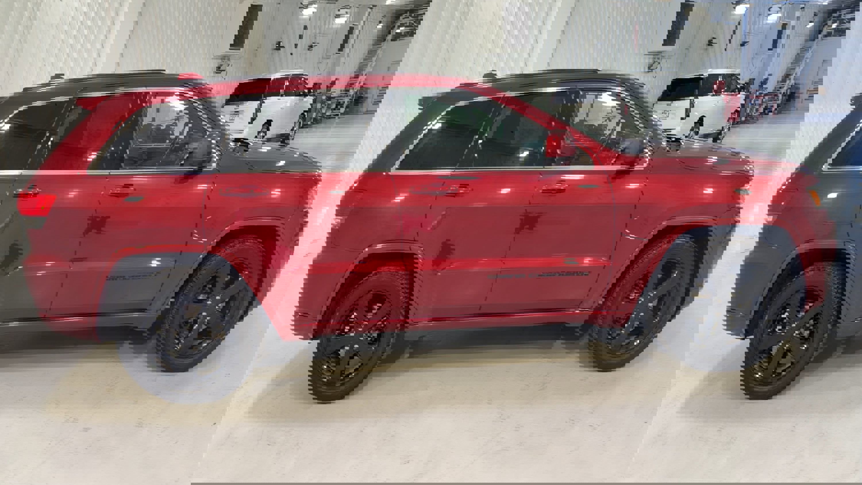 Used 2015 Jeep Grand Cherokee Altitude image 2