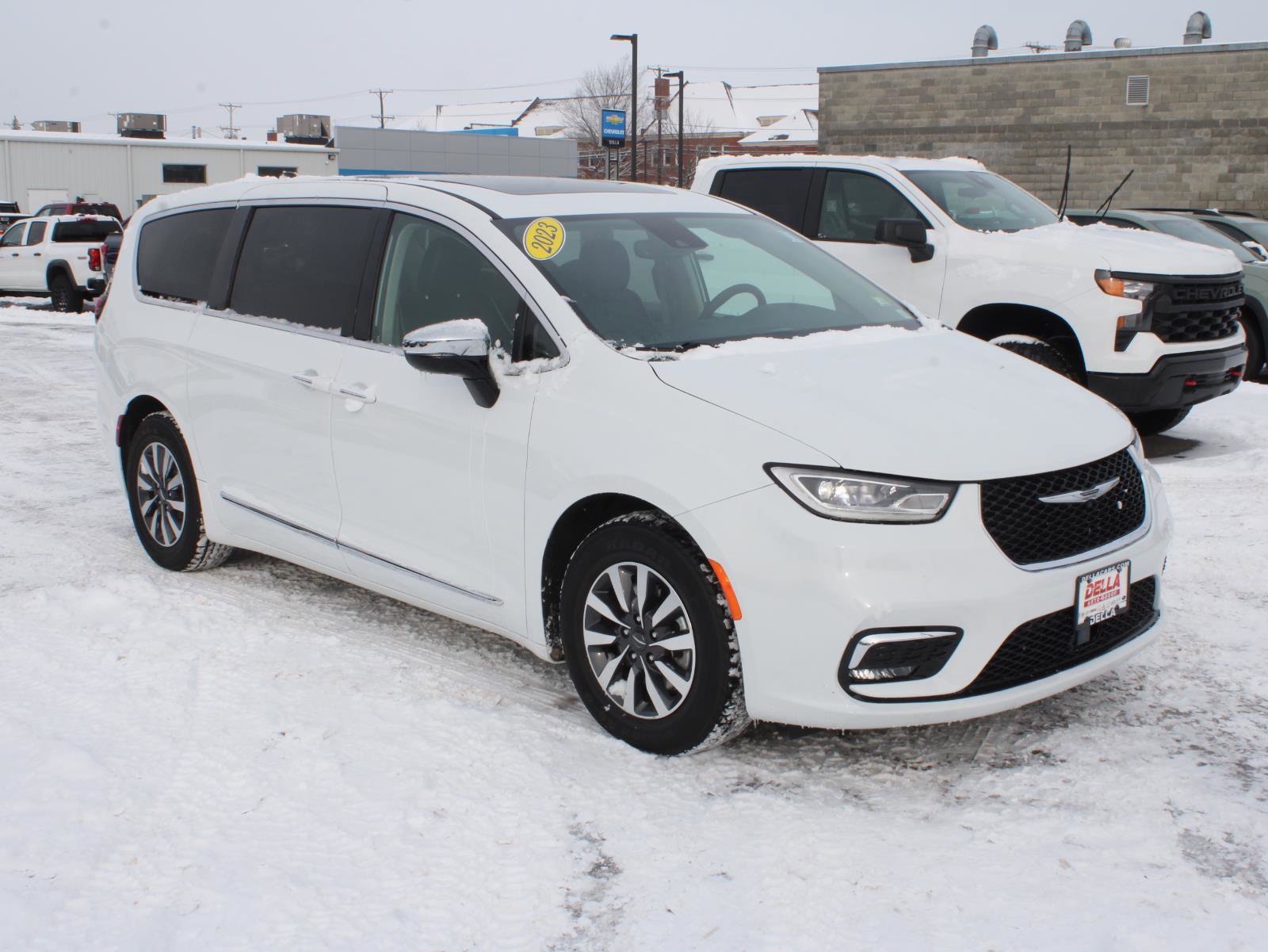 Used 2023 Chrysler Pacifica Limited image 3