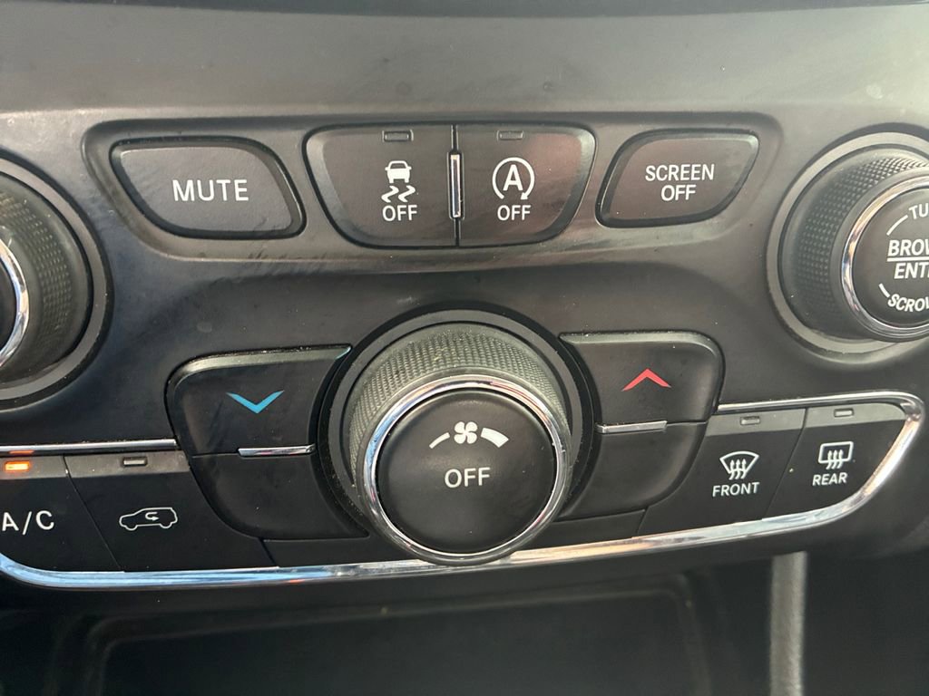 Used 2021 Jeep Cherokee Latitude Plus AWD/4WD image 18