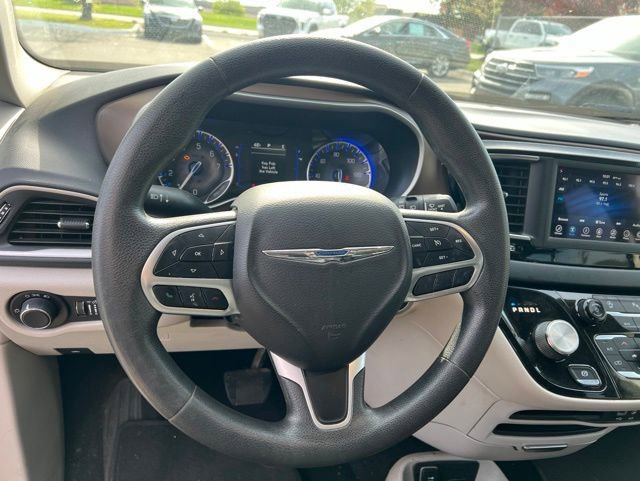 Used 2018 Chrysler Pacifica LX FWD image 16