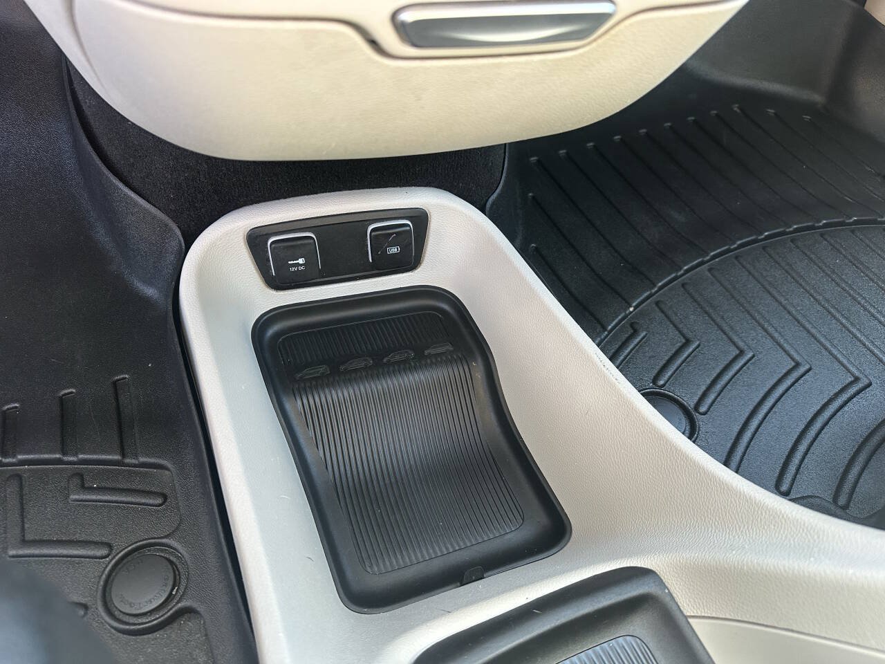Used 2017 Chrysler Pacifica Touring-L w/ Tire & Wheel Group FWD image 13