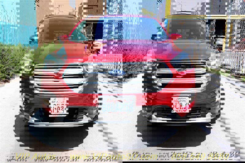 Used 2018 Ford Escape Titanium image 3