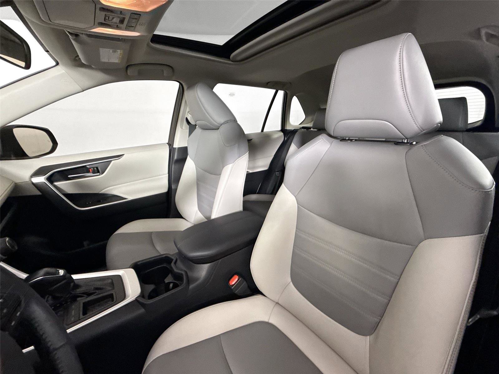 Used 2020 Toyota RAV4 XLE Premium FWD image 3