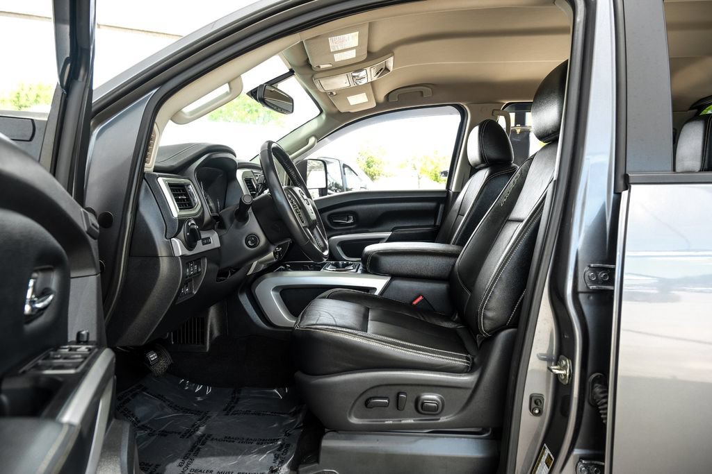 Used 2017 Nissan Titan PRO-4X w/ Pro-4x Convenience Package AWD/4WD image 3