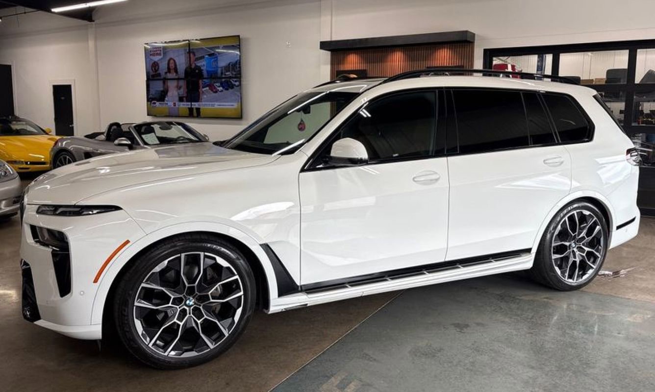 Used 2024 BMW X7 xDrive40i w/ M Sport Package AWD/4WD image 1