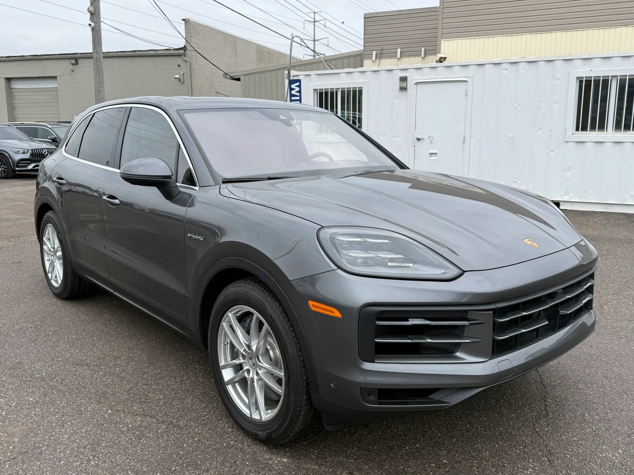 Used 2025 Porsche Cayenne E-Hybrid Sport Utility 4D w/ Premium Package Plus image 16