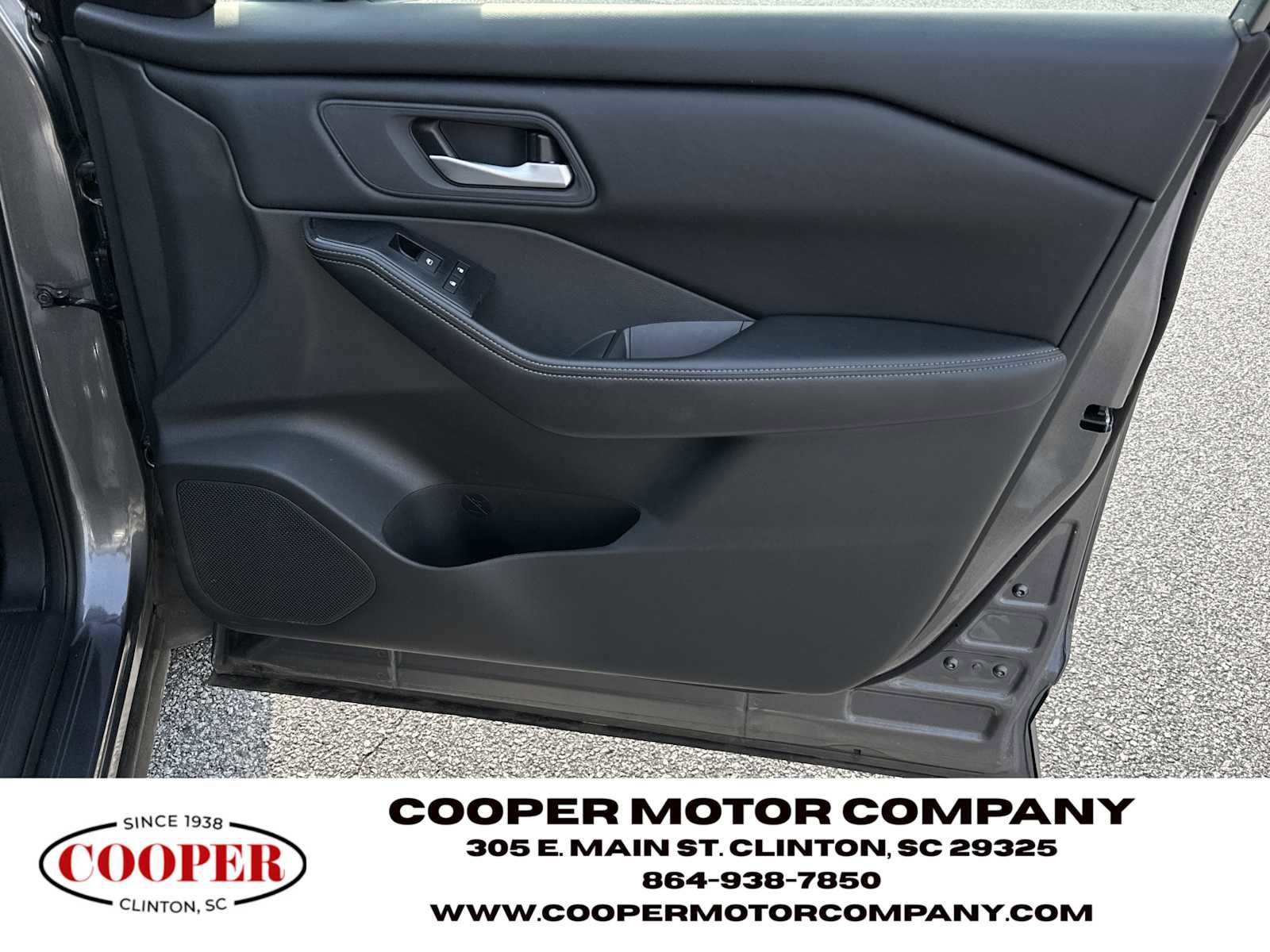 Used 2025 Nissan Rogue SV image 14