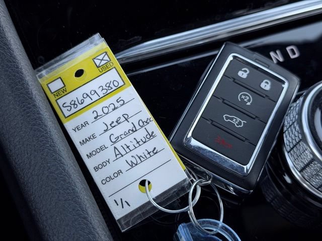 Used 2025 Jeep Grand Cherokee Altitude AWD/4WD image 41