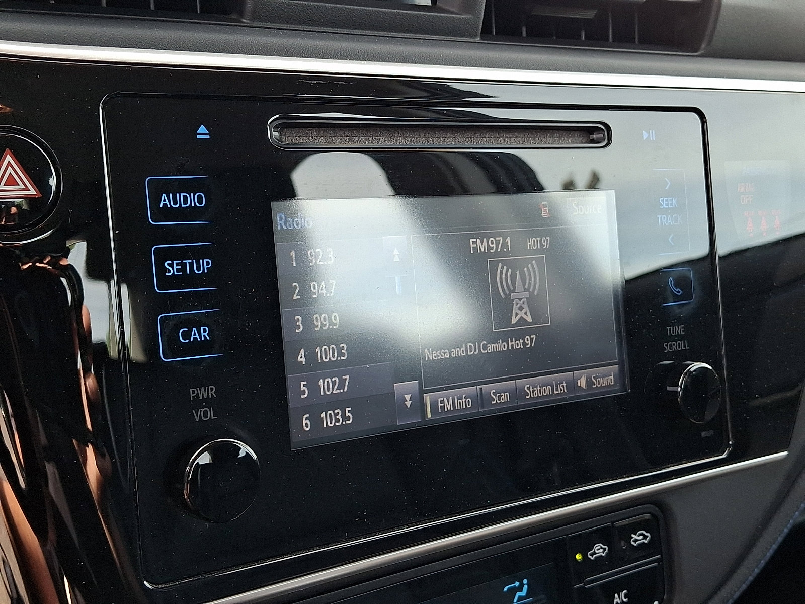 Used 2018 Toyota Corolla SE FWD image 17