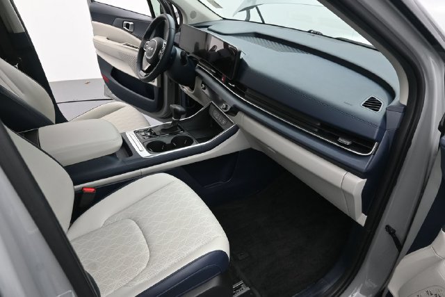 Used 2025 Kia Carnival EX FWD image 32