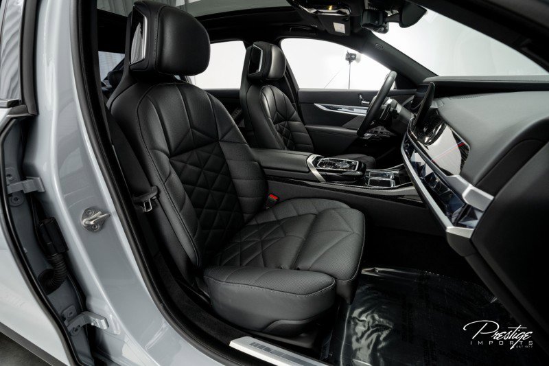 Used 2023 BMW 740i w/ Parking Assistance Package image 39