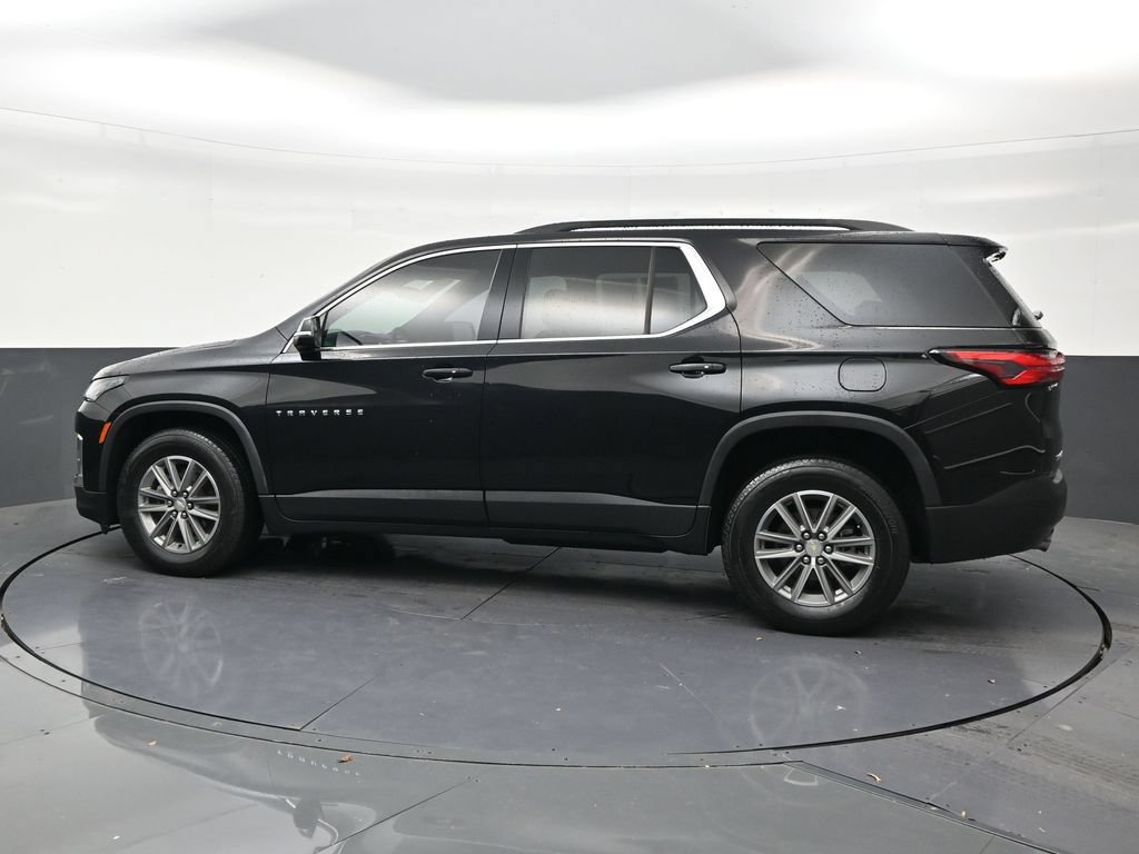 Used 2023 Chevrolet Traverse LT FWD image 2