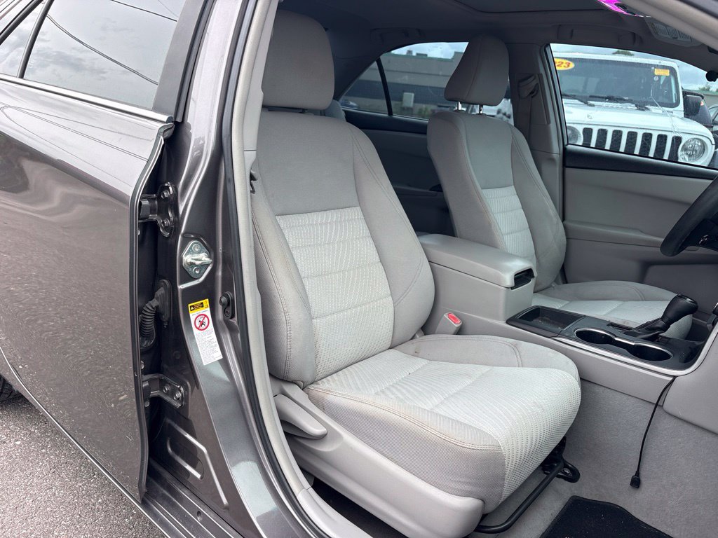 Used 2015 Toyota Camry LE w/ Moonroof Package FWD image 18