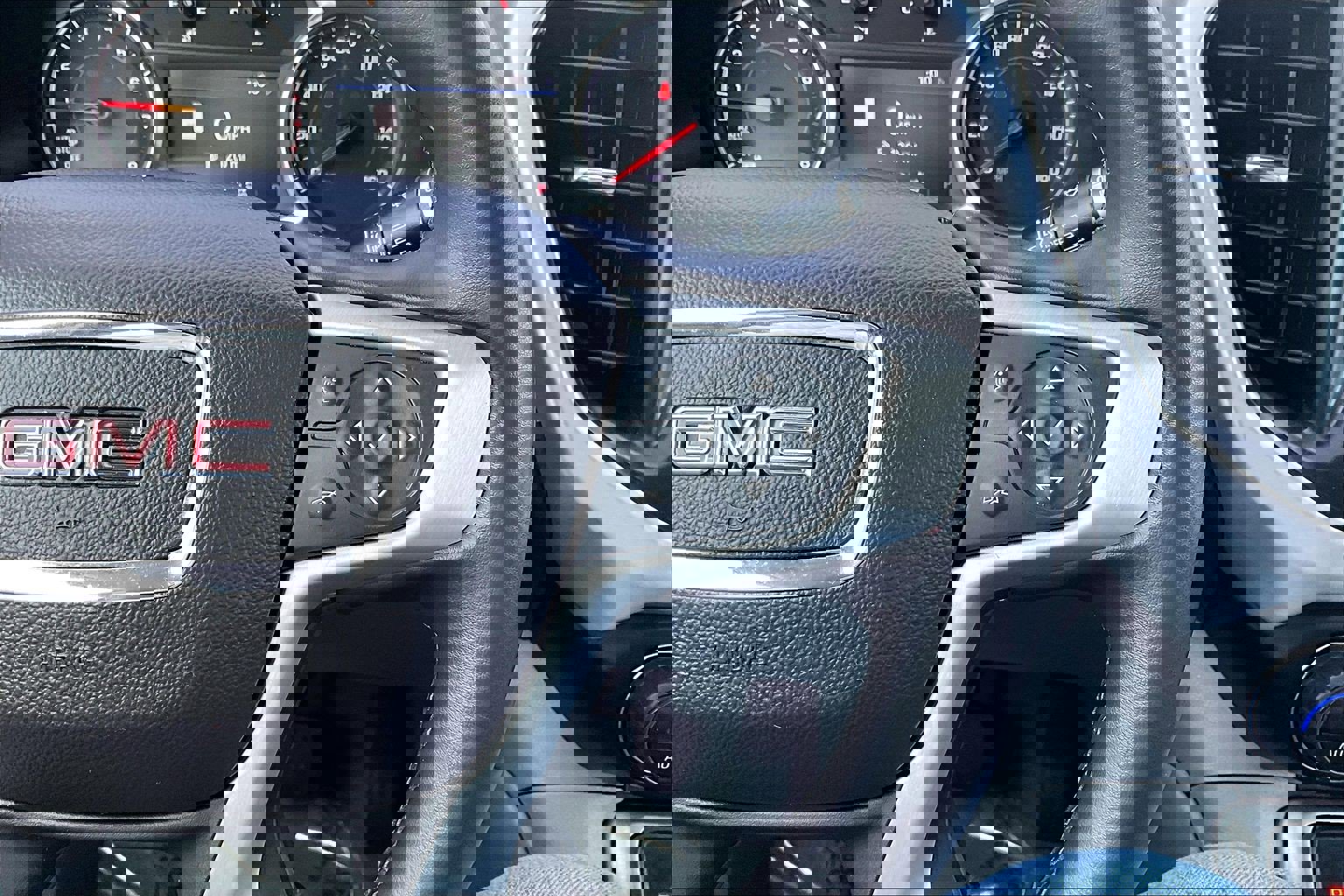 Used 2023 GMC Acadia SLT image 12