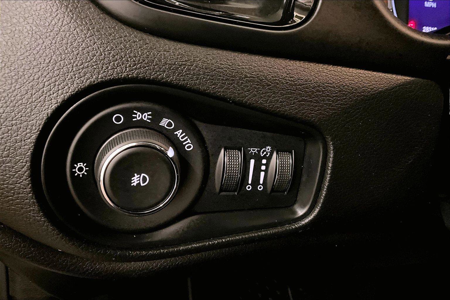 Used 2018 Jeep Renegade Altitude image 30