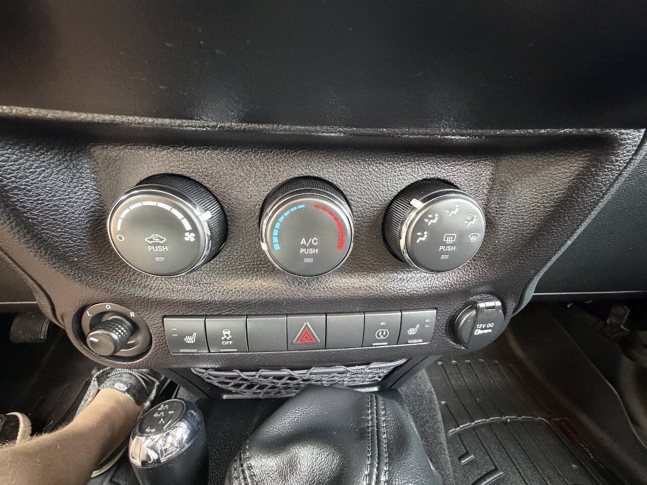 Used 2018 Jeep Wrangler Unlimited Sahara w/ Dual Top Group AWD/4WD image 19